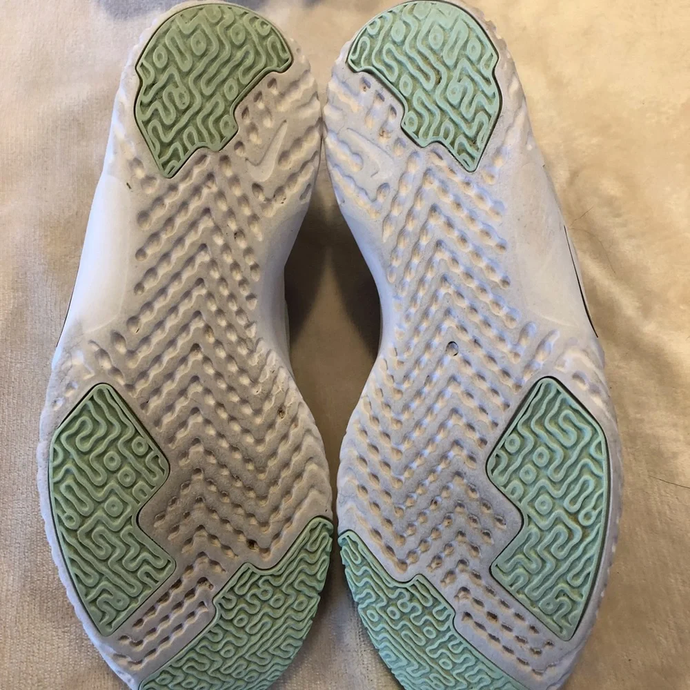 Nike Lightweight White and Light Green Athletic Shoes Sneakers, Size 8